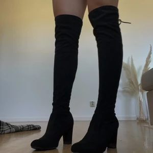 Klackskor  - Säljer ett par overknee klackar, använda max 2 gånger! Köparen står för frakten 🖤 storlek 40 men sitter som en 38