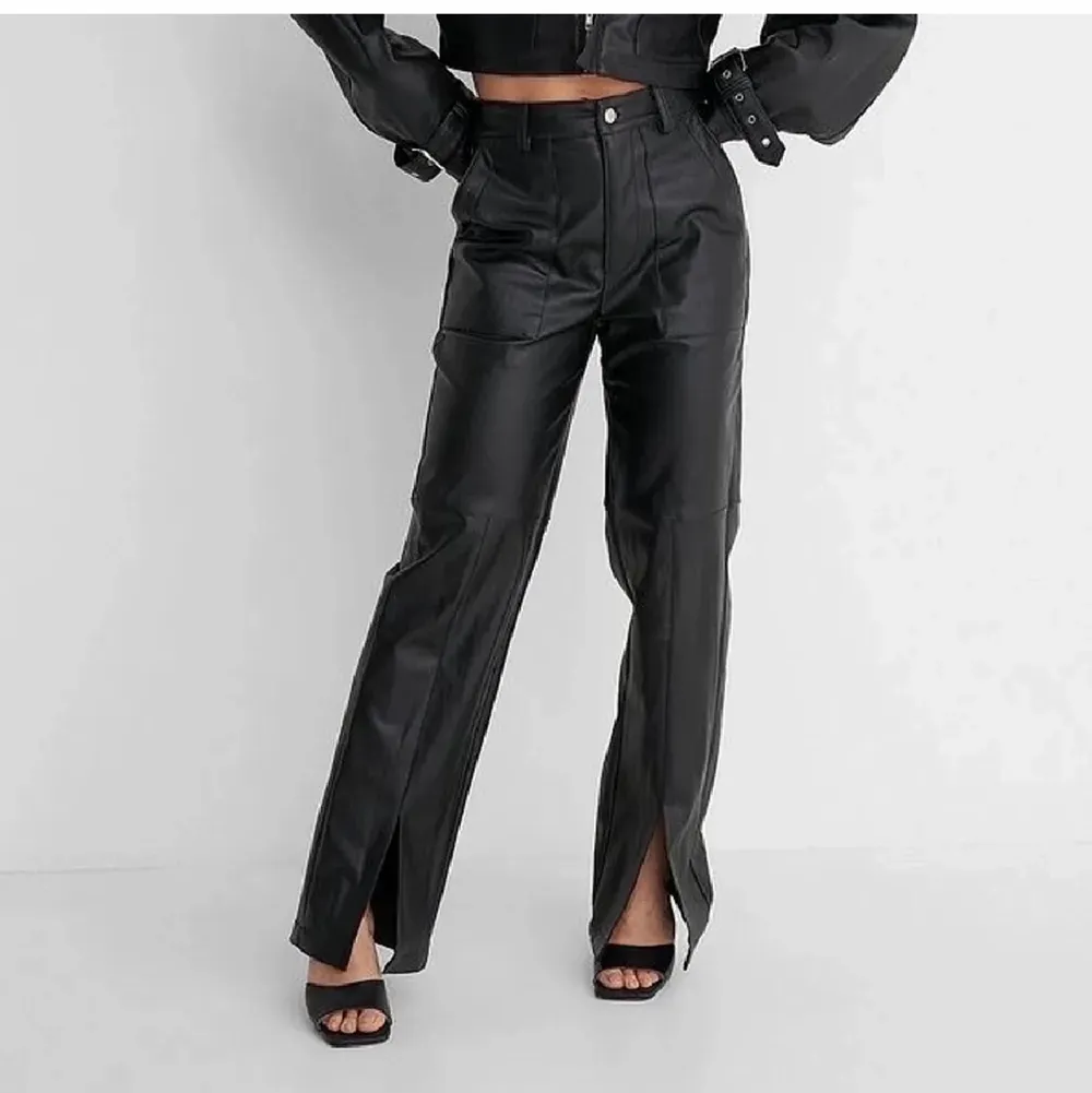 Säljer dessa snygga byxor från Angelica Blick x NAKD.  Använda 2 gånger, ordpris 500. Säljer då de är i fel storlek.. Jeans & Byxor.