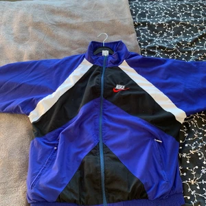 Vintage Nike Jacka, Retro - Thriftad Vintage/Retro Nike jacka. Storleken är XL men är väldigt liten.  Sitter lite oversized på mig som är 175 och normalt sett har S-M. Jackan är 68 cm lång från axlar till botten.   Kan mötas upp i Lund eller Malmö!