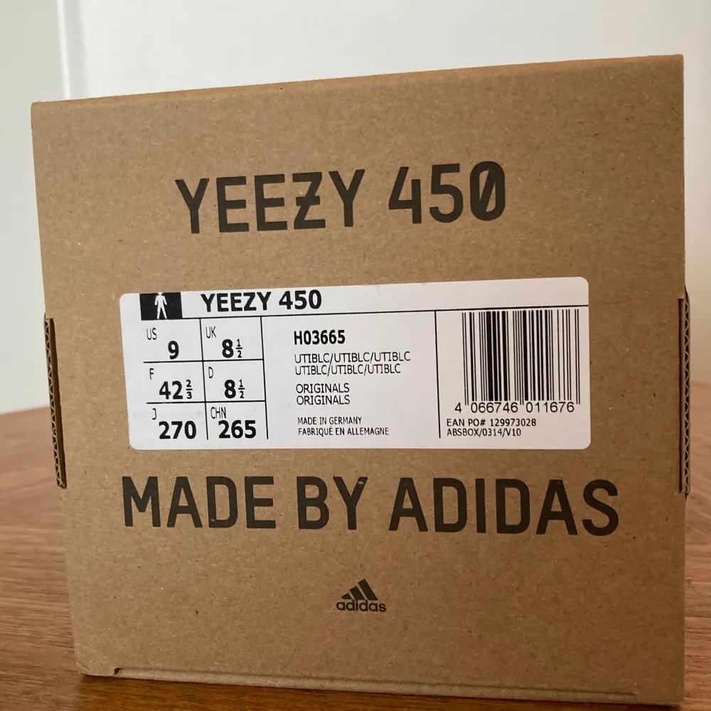 Yezzy Adidas 450 (release 2 aug 2022). Obruten förpackning.  Mötesplats i centrala Stockholm eller frakt som bekostas av köparen. Kan diskutera priset. . Skor.