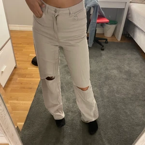 Jeans - Beiga jeans som är använda ett få tal gånger.  Köpare står för frakt 