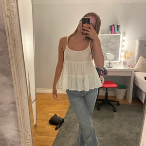 Volnga topp - Linne med volanger! Så fint men lite genomskinlig. Köparen står för frakt 