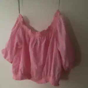Snygg topp från H&M. Offsoulder i sommar rosa. Passa snyggt till både byxa och kjol. Knappt använd