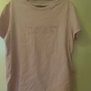 Snygg T-shirt från Levis, aldrig använd ! Lappen sitter kvar