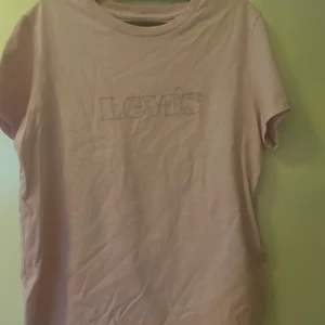 Levis T-shirt - Snygg T-shirt från Levis, aldrig använd ! Lappen sitter kvar