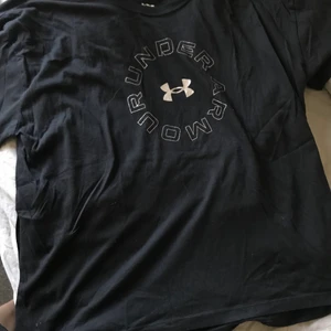 Under armour t-shirt XL - Endast använd en gång. 