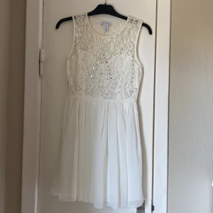 Student Klänning  - Vacker klänning, använd endast en gång, är i gott skick