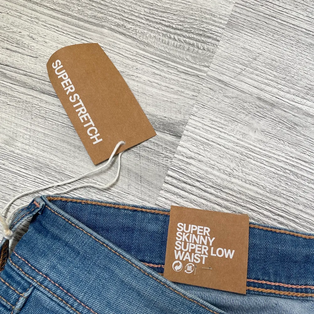 Oanvända jeans från H&M i stl 27/30. Jeans & Byxor.