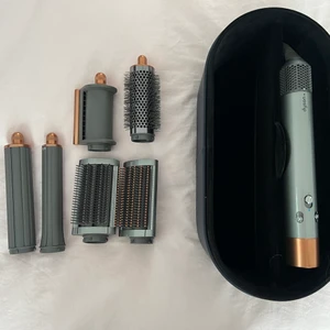 Dyson Airwrap multi hårstyler komplett lång (nickel/koppar) - Säljer min helt nya Dyson Airwrap complete long som är köpt i Tyskland i deras Saturn butik. Kommer aldrig till användning så den är i perfekt skick. Kvitto finns! Frakt ingår i priset. 