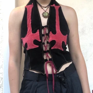 Halterneck satancross top - -HANDSYDD AV MIG-    Denna topp är sydd utav gamla manchesterbyxor och skosnören och bidrog inte till någon ny produktion. öppen rygg och halterneck med snörning fram för att ta på och av sig toppen. Storleken är ganska anpassningsbar men borde passa M som standard. 