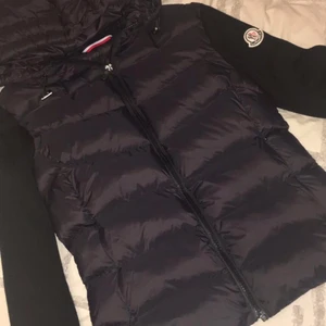 Moncler jacka storlek 38 - Hej säljer min moncler jacka som jag köpte på NK 2020 köpte den för ca 8000kr säljer den för 4000kr den är i jätte bra skick säljer den pga att den e för liten 
