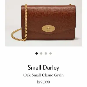 Mullbery small Darley Oak Small Classic Grain. Used several times. Very good condition. The price is up , now it costs 7090kr, bought some years ago.  Bag size : Height 13cm  Width 19cm  Depth 4.5cm  Shoulder strap drop 56cm