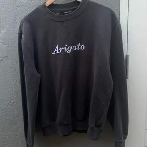 En Axel Arigato tröja som är i väldigt bra skick. En liten grej bara är ett pyttelitet hål som jag försöker visa på andra bilden men vet inte ens om det syns. Storlek small och köpt för 1400 men kan inte hitta den på deras hemsida längre. 
