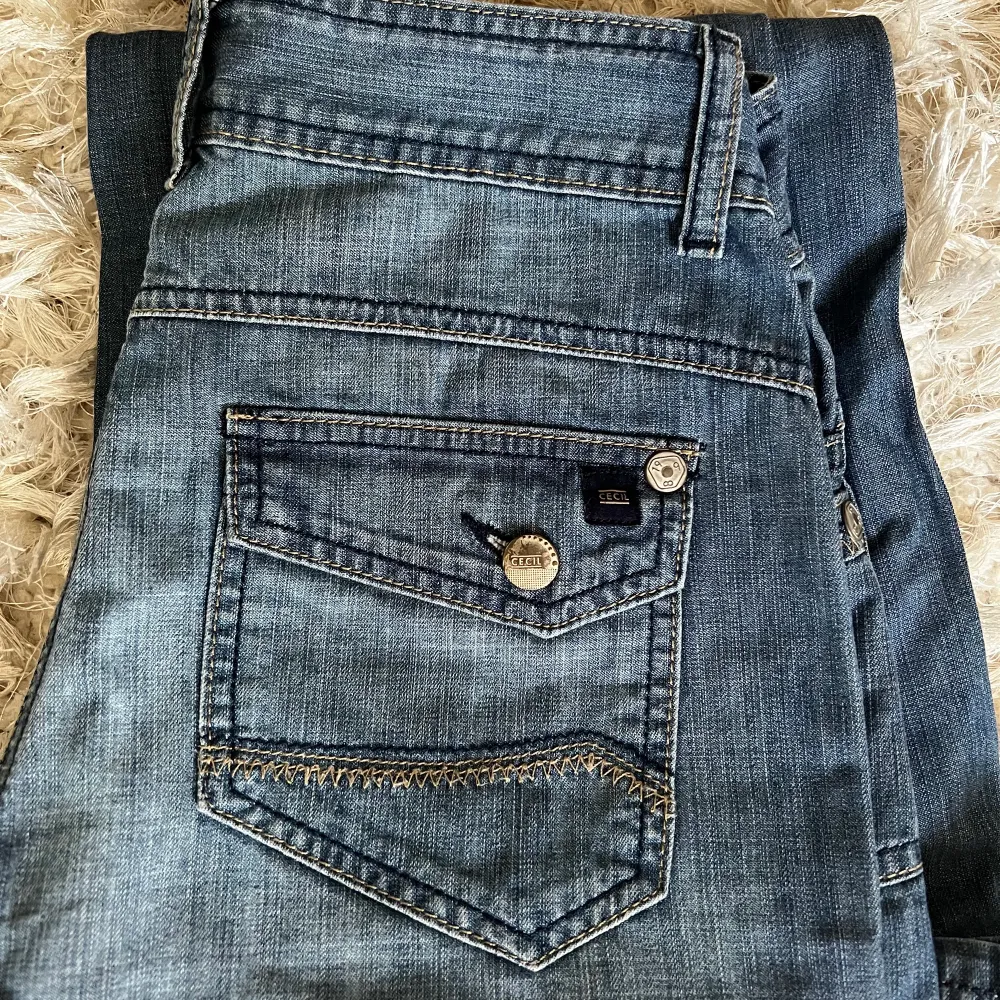 Skitsnygga jeans köpta secondhand som tyvärr var lite för små för mig 😩 därav kan jag ej ta bra bilder på passform, hör av er för fler frågor och bilder! Innebenslängd 79cm , midjemått ca 77cm. Jeans & Byxor.