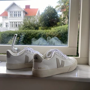Veja skor - Hej!  Jag säljer mina Veja campo trainers i storleken 38, i färgen white/grey. Dem är endast använda en gång ute och säljer pga för stora. Köpte dem för 1400kr🤍Köparen står för frakten🙏🏽Pris kan diskuteras!