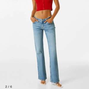 Säljer dessa low waisted jeans från bershka som jag andvändt en gång. Säljer för att de sitter för kort på mig som är 170 cm lång. De är i storlek 34 