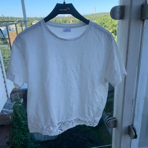 Zara t shirt - Hej säljer min fina zara t-shirt använd max 3 gånger fin skick tvättas såklart innan jag skickar iväg. Den är inte lika stor som den ser ut i bilen💕 frakten kostar 29kr💕 köpta för 89kr💕