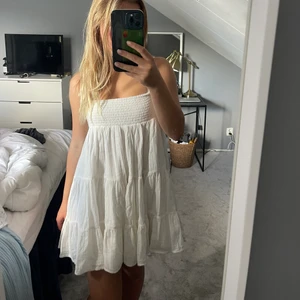 Klänning från zara - Populär klänning från zara, slutsåld. Bra skick👌👌😍😍