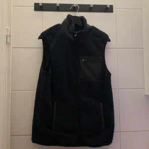 Lurvig väst - Använd fåtal gånger, den är åt det mörkblåa hållet köpt på kill avdelning på lager 157