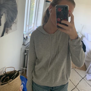 Så snygg Kashmir hoodie - Säljer denhär soft goat hoodien i 100% cashmere! Den är i fint skick och hur snygg som helst!