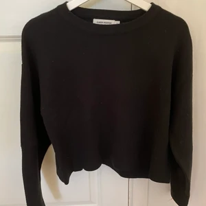Tröja - Svart vanlig tröja från carin Wester. Lite nopprig men går att ta bort. Väldigt skön
