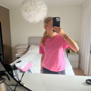 T-shirt - T-shirt från Lyle and Scott. I strl M. Sparsamt använda. Nypris: 399kr Mitt pris: 100kr Vid en snabb affär kan priset diskuteras 💸 Kan mötas i Tyresö eller skickas. Frakt kan tillkomma! 