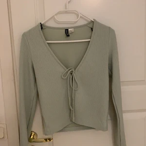 Topp hm - Grön topp med knytning💚 fin över linne