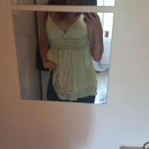 Fint ljusgrönt volanglinne - Fint ljusgrönt volanglinne från shein i strl s. De är knappt använd, möts upp i sthlm🌼