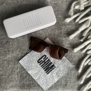 CHiMi solglasögon  - Säljer mina Chimi Eyewear brillor i modellen 04 i brunt med det gamla fodralet och putsduk till ☀️🕶
