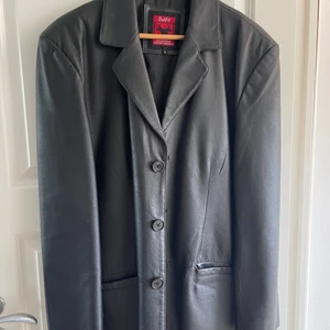 Läderkavaj, strl S/46 - Oanvänd kavaj i äkta läder. Den är oversized i modell och i nytt skick! Materialet kan beskrivas som tjockt. Priset kan diskuteras! Unisex!