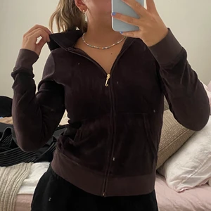 Juicy couture hoodie med zip - Brun fin Juicy tröja. Använd 1 gång, väldigt fin i kvaliten. Fin färg som passar bra nu till hösten🍁🥰 storlek M. Köpt i London för några år sedan men inte kommit till användning. 