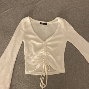 Shein tröja  - En jättefin tröja från shein med utsvängda ärmar och dragsko i storlek 36. Man kan spänna åt knytningen och göra tröjan kortare om man vill.Säljer då den tyvärr aldrig kommer till användning💗 (säljer en likadan i grå) 