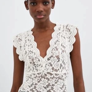 Zara topp - Säljer denna vita gulliga zara toppen. Använd en gång så superfint skick. Väldigt många intresserade. Köpt direkt för 199kr