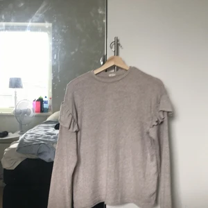 Zara  - Säljer en tröja från zara med volanger på ärmarna i färgen beige, säljer då den bara ligger i garderoben. Köpt för ungefär 150-200kr. Använd ganska mycket så jag säljer den för 89kr. Stl är 164 men passar en s också.  Köparen står för frakten💕
