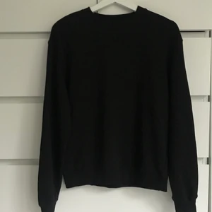 Basic svart tröja - Säljer denna fina tröja från Cubus har aldrig använt den så därför säljer jag. Den är i strl xs men passar även s/m. Materialet är i bra kvalitet, 100% bomull🤍