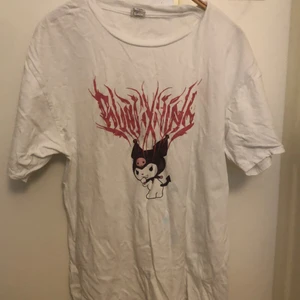 Kuromi tröja - Kuromi tröja. Har en liten fläck men den syns typ inte så mycket 