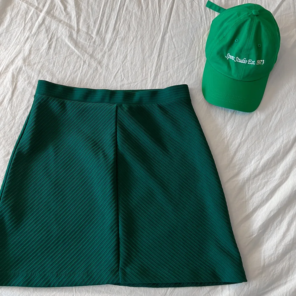 Grön kjol från H&M i storlek S för 199 kr, Justerbar grön keps från BikBok 149 kr 💚 båda i mycket fint skick!. Kjolar.