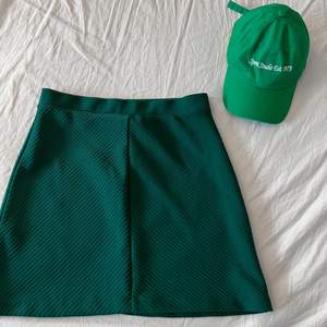 Grön kjol från H&M i storlek S för 199 kr, Justerbar grön keps från BikBok 149 kr 💚 båda i mycket fint skick!