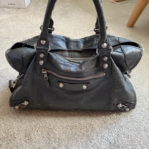 Balenciaga city bag  - Säljer min älskade balenciaga city bag då den tyvärr inte kommer till användning 🫶🏼 Fint skick med normalt slitage som är svårt att undvika. Grå med silvriga nitar (alla kvar) ⚡️ Använd INTE köp-funktionen, skriv till mig istället 💕💕