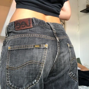 Gråa lee jeans - Snygga gråa lee jeans med baggy passform. Köpta second hand. De är i väldigt bra skick. Köparen står för frakten. Tveka inte på att höra av er om ni har frågor, vill ha fler bilder eller är allmänt intresserade😽❤️