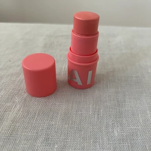 Caia rouge - Blush Stick i färgen berry smoothie. Blushen går att använda både i ansiktet och på läpparna. Endast använd 2 gånger med borste. Kan postas för 20kr!