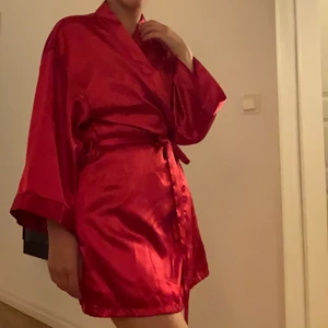 Kimono/Morgonrock - Röd kimono/morgonrock i silke, ONESIZE, använd 1 gång 