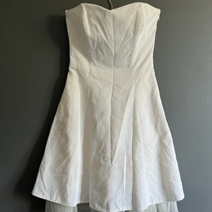 Fred sun Fransk klänning med korsettknytning  - I bombull/ polyester Franks finklänning i knälängd, axelbandslös och korsett knytning. Man känner sig som en liten prinsessa men det är tyvärr förlitan för mig så det är dags för någon annan att känna som en prinsessa, perfekt för student, konfirmation 