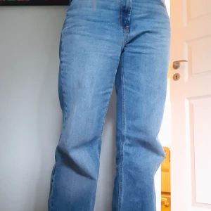 STRADIVARUS jeans stl 40/medium - Blåa flared jeans storlek 40/medium  Jeansen har endast testats 1 gång och blivit tvättade 1 gång