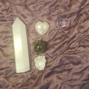 Kristaller - Säljer lite av mina kristaller då jag behöver plats. -Mangano kalcit torn 80kr -Apofylit kluster 25kr -Rosenkvarts aura hjärta 20kr -Ametist trumlad 10kr -Rökkvarts klot 30kr Kan även sälja alla för 150kr 