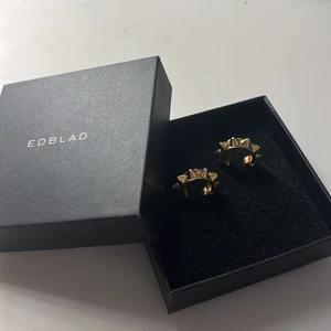 Edblad örhängen guld - Edbladörhängen i guld som jag vill byta mot ett par silvriga, hör av er om ni vill byta💓säljer endast för minst 300