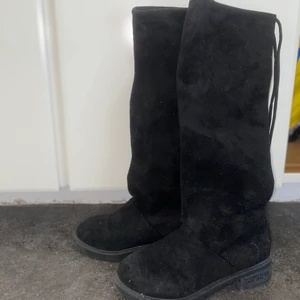 Stövlar  - Jätte sköna att gå in dom har bara legat i garderoben, man knyter där bak. Kommer tvätta dom innan jag skickar iväg dom 