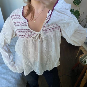 Söt odd molly blus💞 - Säker den här supersöta odd molly blusen som står som storlek 4 och passar mig som brukar ha 36/34 men den passar även 38 skulle jag säga!💘 det är bara att fråga om fler bilder eller om du har några frågor! Jag möta upp i Stockholm och fraktar💞