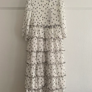 Ganni polka dot pleated dress  - Vackra slutsålda drömklänning från GANNI ⚪️⚫️  Helt ny, med lapp kvar! 🤍