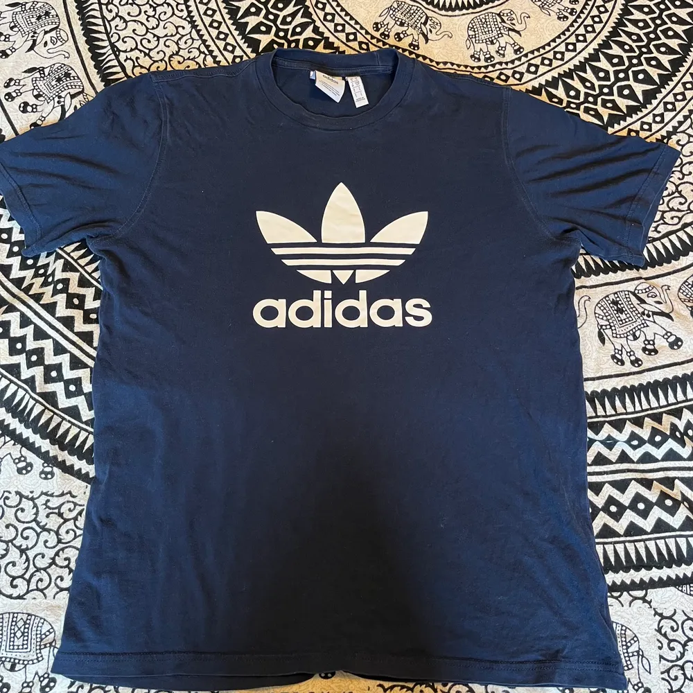 Blå adidas tshirt. Skick 9/10. T-shirts.